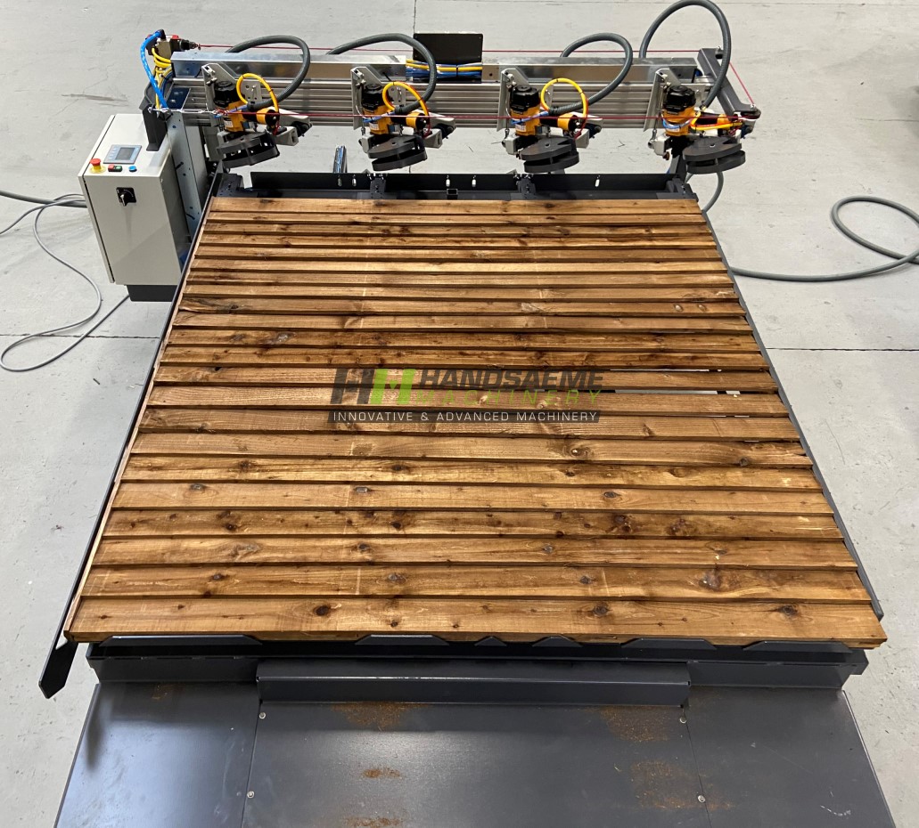  Geautomatiseerde machine om houten afrasteringen te monteren en spijkeren